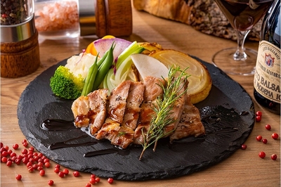 qkIAqTqjqpQkRajLlmCh.jpg?w=940&h=940