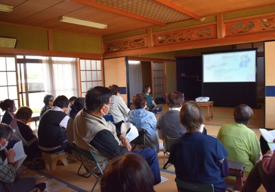 地域住民を対象に開催された「ひざ治療 出張講座」の様子。参加者は真剣な表情で説明に耳を傾け、治療選択肢への関心の高さがうかがえる。
