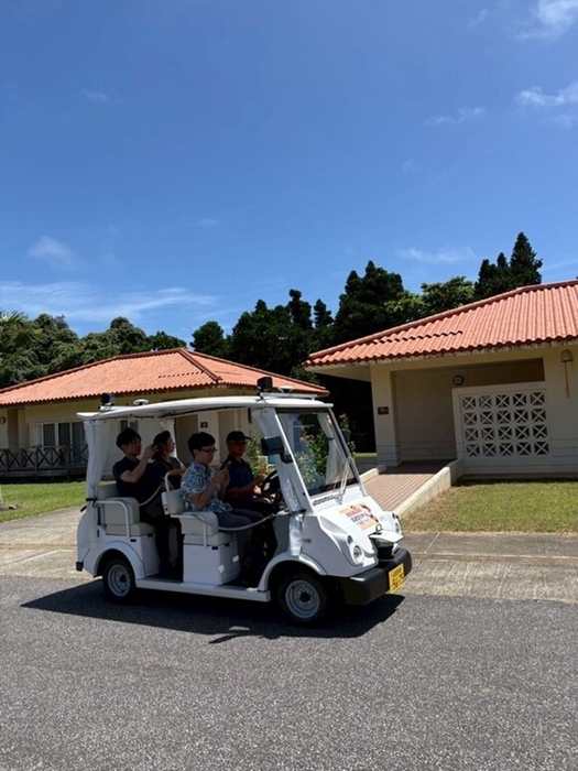 村内を走行するYADOCAR-iドライブ
