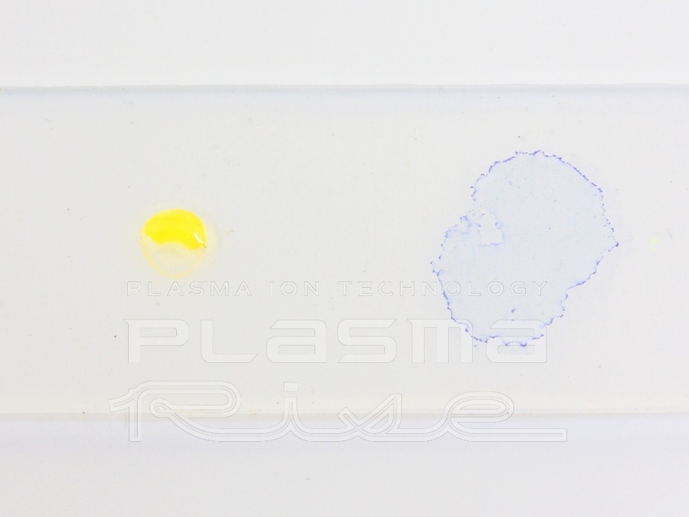 写真5. シリコーンゴムにブロモフェノールブルーを滴下した様子(左:未処理、右:プラズマ処理面)