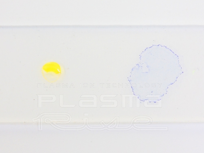 写真5. シリコーンゴムにブロモフェノールブルーを滴下した様子(左:未処理、右:プラズマ処理面)