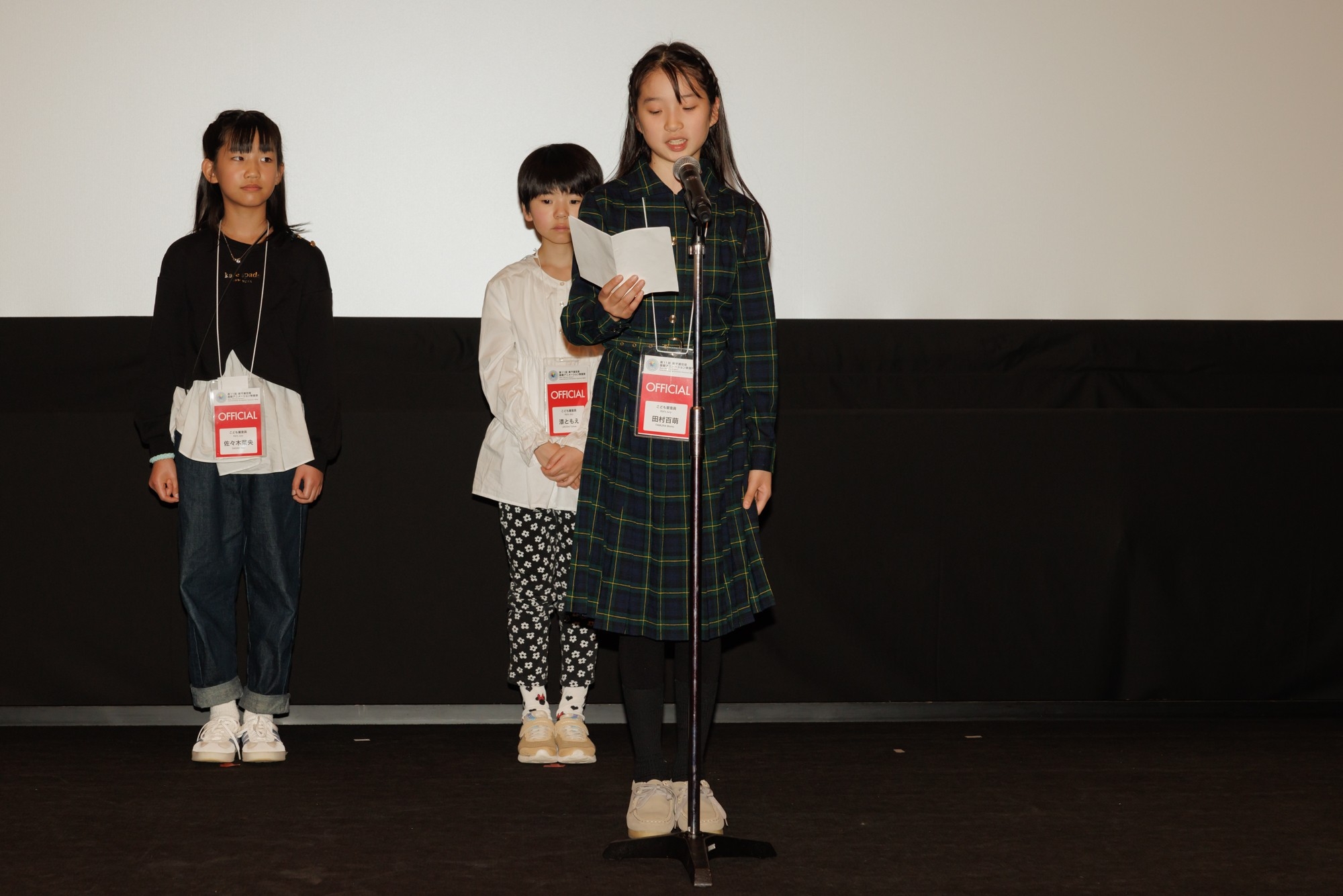 キッズ賞を発表する、こども審査委員長の田村百萌(もも)さん