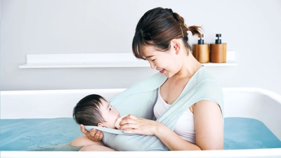 首すわり前の赤ちゃんとの不安なお風呂を快適サポート！ 【おふろサポート くるむん】2サイズ展開で発売