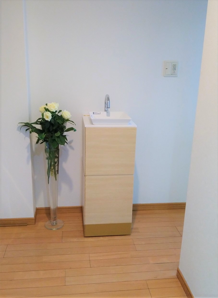 菌を家に持ち込ませない”水道工事不要で玄関に手洗い場を！ タンク式