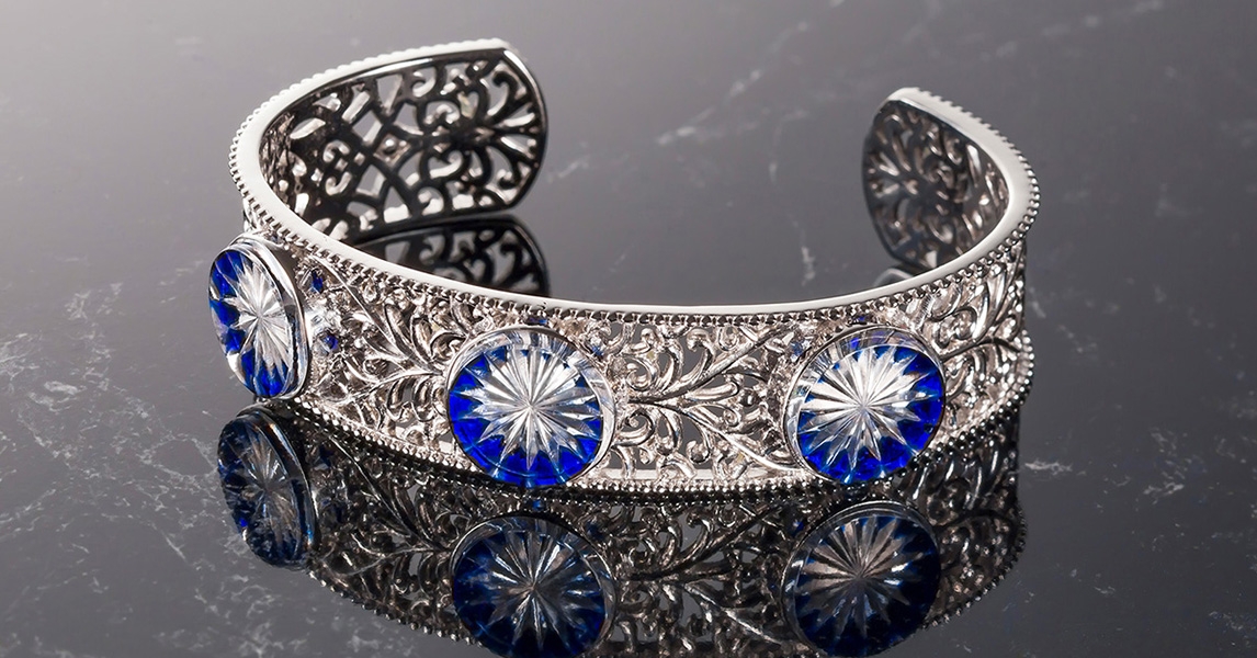 パーティーのJewelに、男性にも女性にも使えるFreeサイズのバングル!