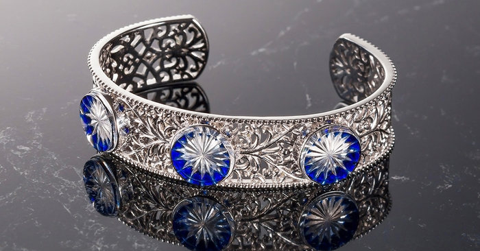 パーティーのJewelに、男性にも女性にも使えるFreeサイズのバングル!