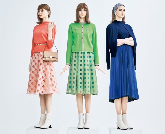 (左)プルオーバー13,200円、スカート 22,000 円 (中央)カーディガン 19,800円 スカート 25,300 円 (右)アンサンブルニット 25,300円 、スカート 35,200円 ※全て税込