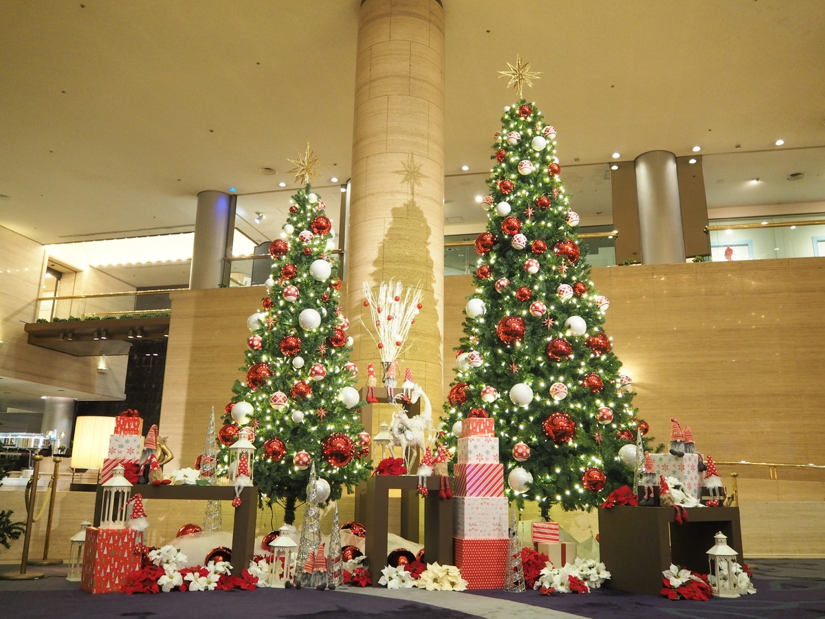 神戸ポートピアホテルのツリー&イルミネーション 幸せを運ぶ妖精はどこにいる?! 赤×白を基調とした北欧風のクリスマスデコレーション
