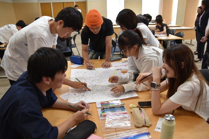 班の中で話し合いながら地図づくり