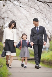 意外に見落としがちな子供の口腔ケア情報を SHIKIEN公式HPで公開　 舌磨き習慣で“子供の口臭”を予防