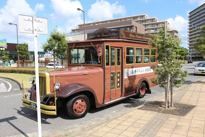 ここでしか乗れないレトロなバスで会場へ!