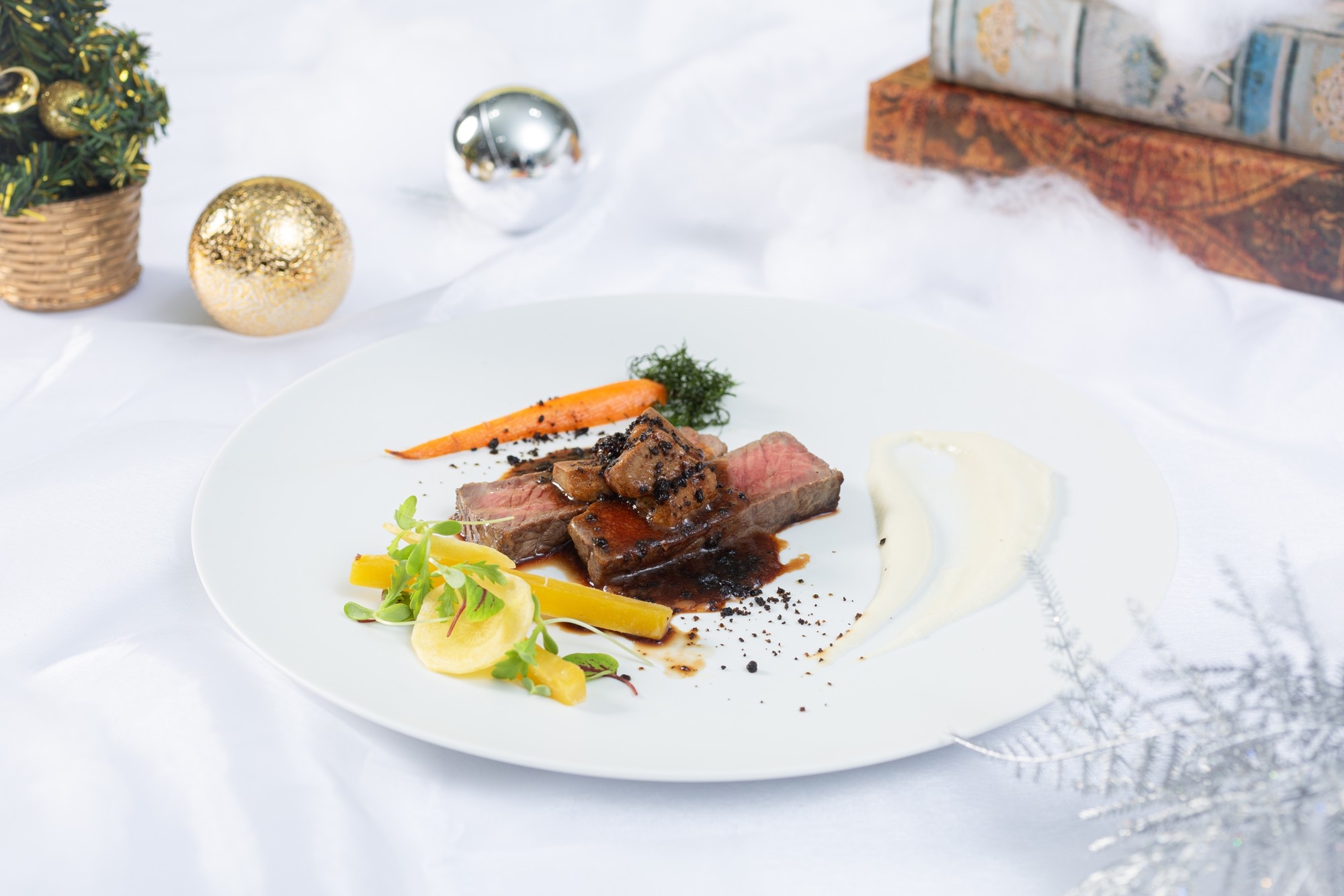 【肉料理】 ⿊⽑和⽜の炭焼き グルマンディースタイル 京かんざし人参のソテー、 ⻩⾊人参のコンフィ、パースニップのピューレ (グレードアップ +4,000円)