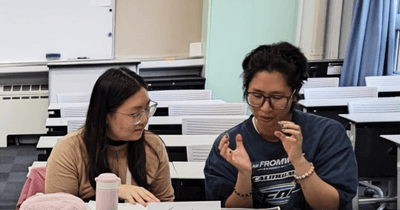 大学院生と学び合うベトナム人留学生（左）
