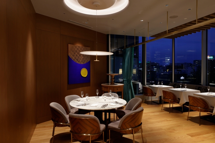 個室利用もできる6名様の丸テーブル。