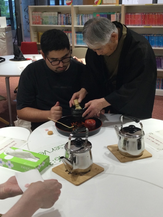 作法を教える井戸田 雅彦さん