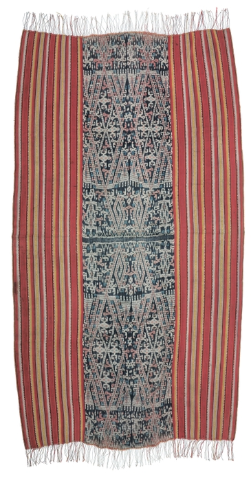 Photo.23 腰巻 ティモール島西アマヌバン郡1,804×1,024mm　 木綿・紡績糸／絣／藍・茜・ウコン　1980年頃 ＊ワニの文様が入っている。