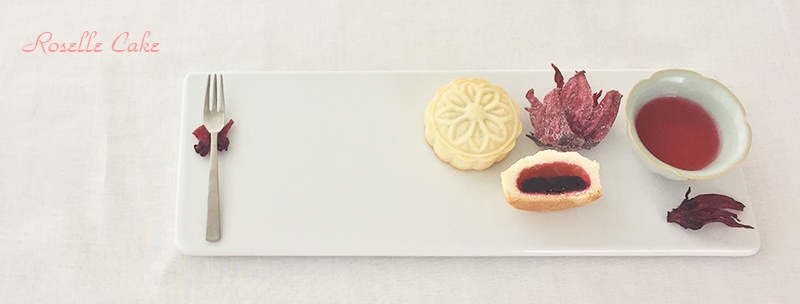 写真:限定販売中のローゼルケーキと、同社の定番商品ドライローゼル、ローゼルティー。