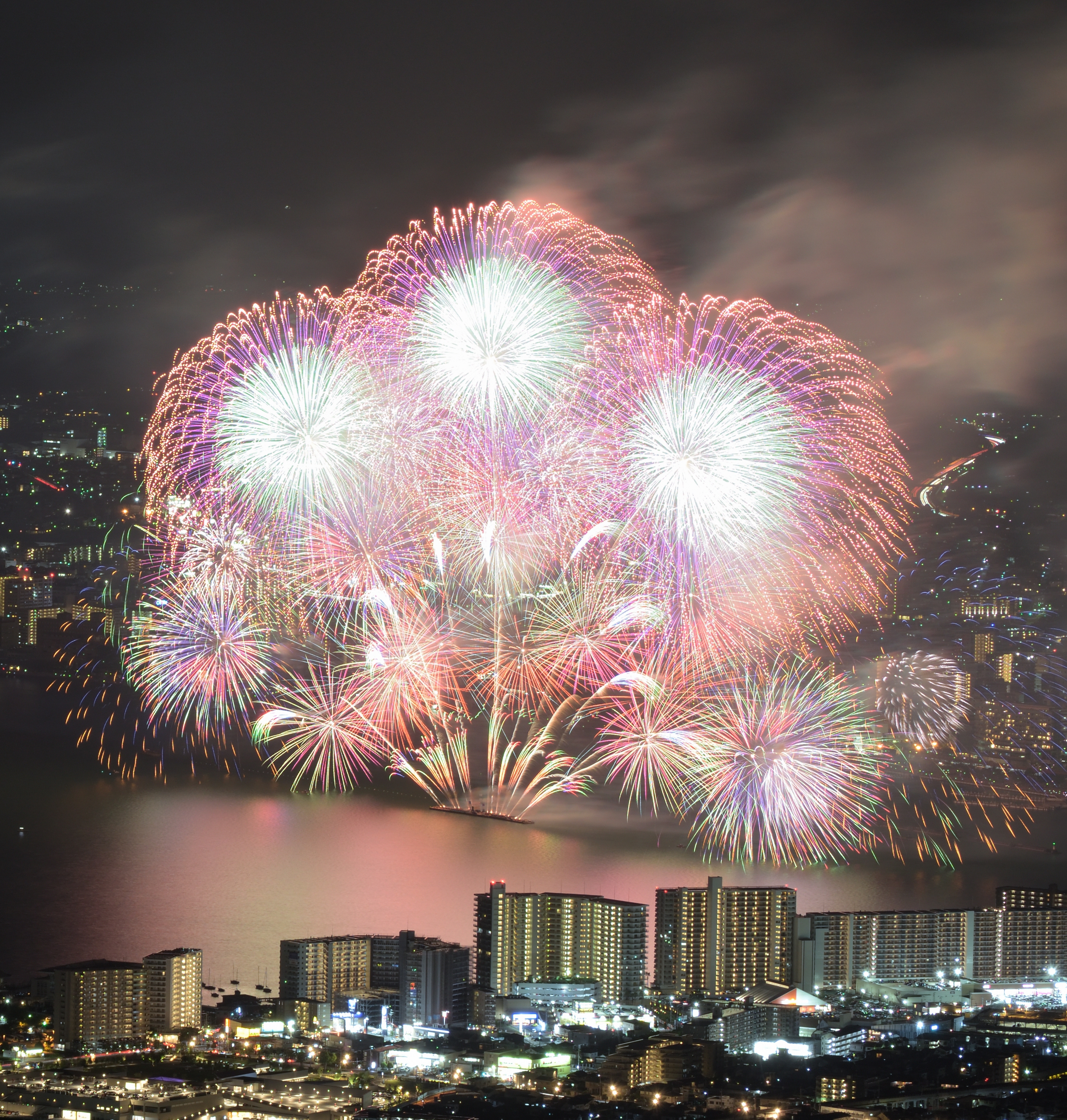 ～比叡山からびわ湖の花火大会と夜景を満喫～
「夏の坂本ケーブル 山の上から花火大会と夜景鑑賞！2026」