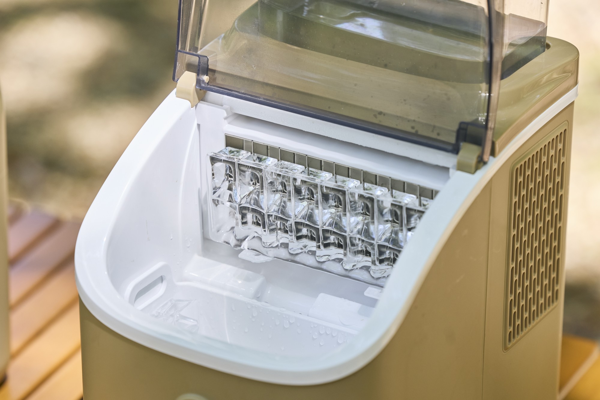 製氷機がフィールドにある夏。 その場で氷を作れることが、アウトドアの一日をどう変える？