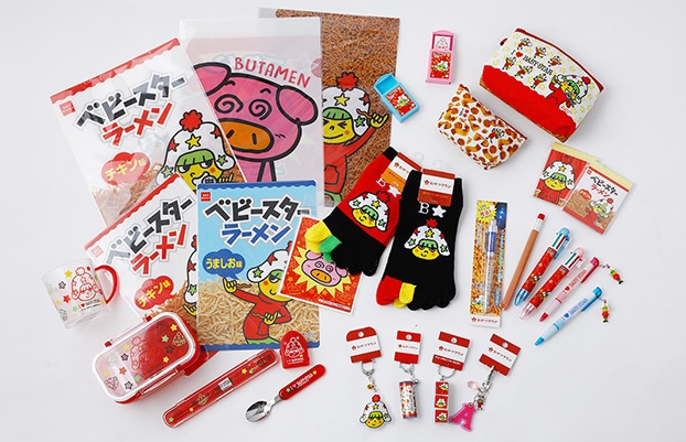 ベビースターやブタメンをモチーフにした小物やステーショナリー(イメージ)