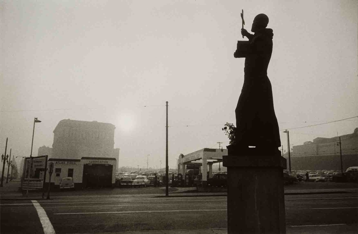 《聖フランシス、ガソリンスタンド、市役所 - ロサンゼルス》1955年 St. Francis, gas station, and City Hall - Los Angeles, 1955 (C) Robert Frank from The Americans
