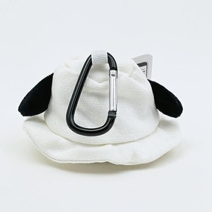 色や形が個性的なスヌーピーのポーチ