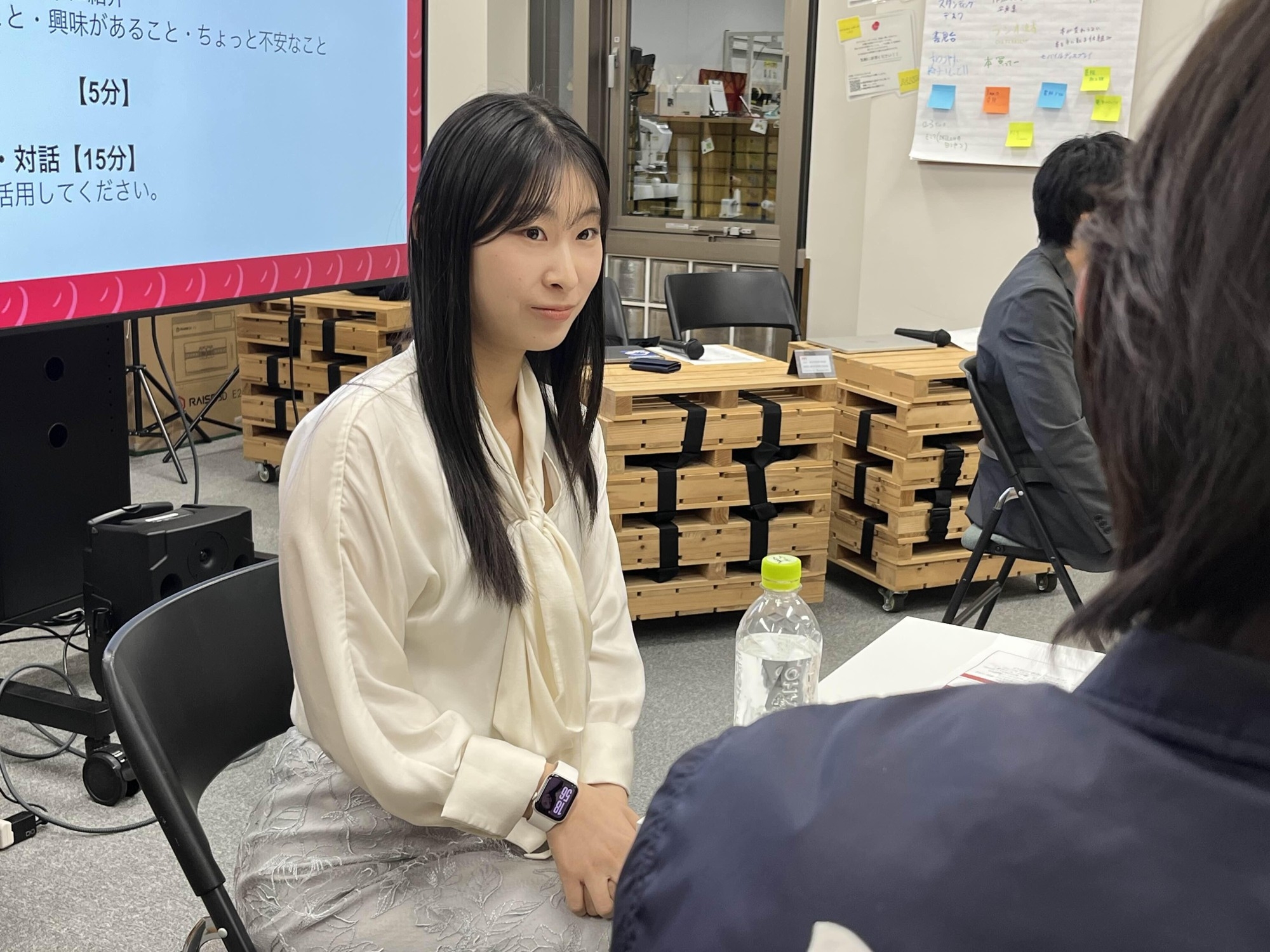 参加者の話に耳を傾ける鈴木さん