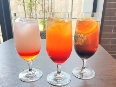 左から奏の朝焼けユーフォニアム、久美子の夕焼けユーフォニアム、麗奈の月夜トランペット