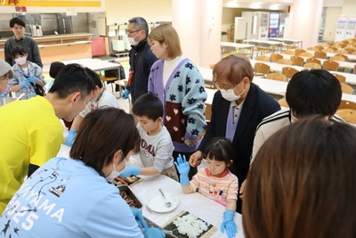 歓声を上げながら恵方巻を作っていきます