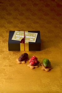 玉手箱をイメージした箱に３つのフィナンシェ　付属のリーフレットにはメッセージを記入できます。