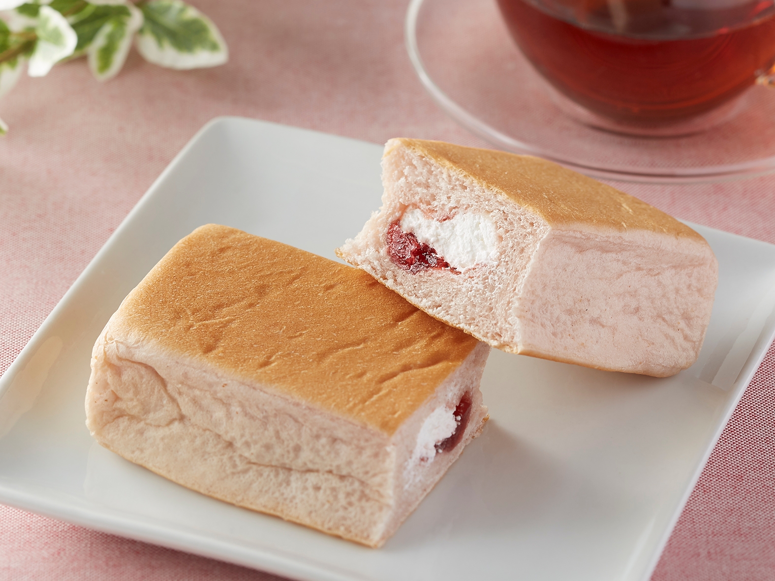 がっつり食べたい!四角いいちごジャムパン イメージ画像