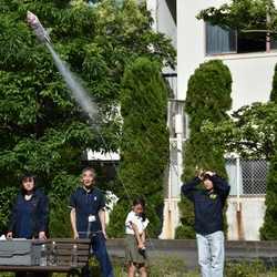 【名城大学】子どもたちの歓声と水しぶきとともに　ペットボトルロケットを空に！