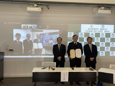 新井高等学校関係者（左）、麗澤大学関係者（右）