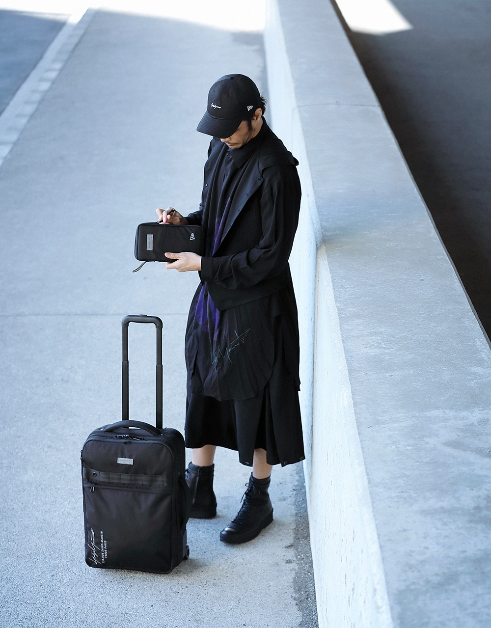 ヨウジヤマモトとニューエラによる〈旅〉をテーマにしたカプセルコレクション