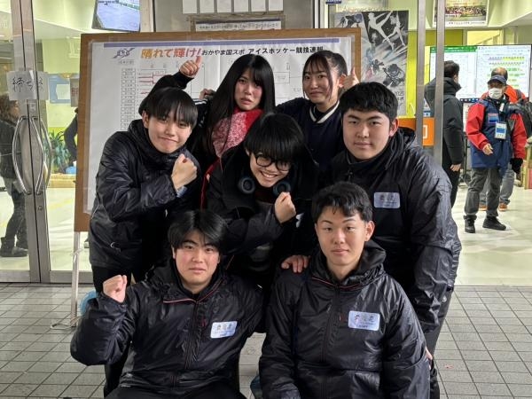 大会運営ボランティアとして裏方で活躍した附属高校の生徒たち=ヘルスピア倉敷