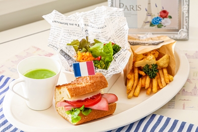 トマトとモッツァレラチーズのバゲットサンド、翡翠豆のポタージュなどのワンプレート