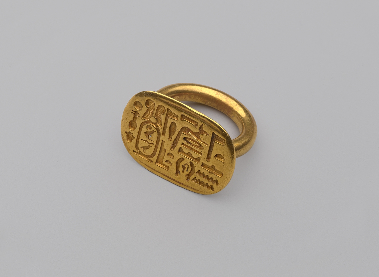 《クフ王の名前が彫られた指輪》前664~前404年 ブルックリン博物館蔵 Photo:Brooklyn Museum