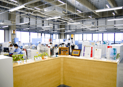 新オフィスの事務スペース。現在22名のスタッフが所属