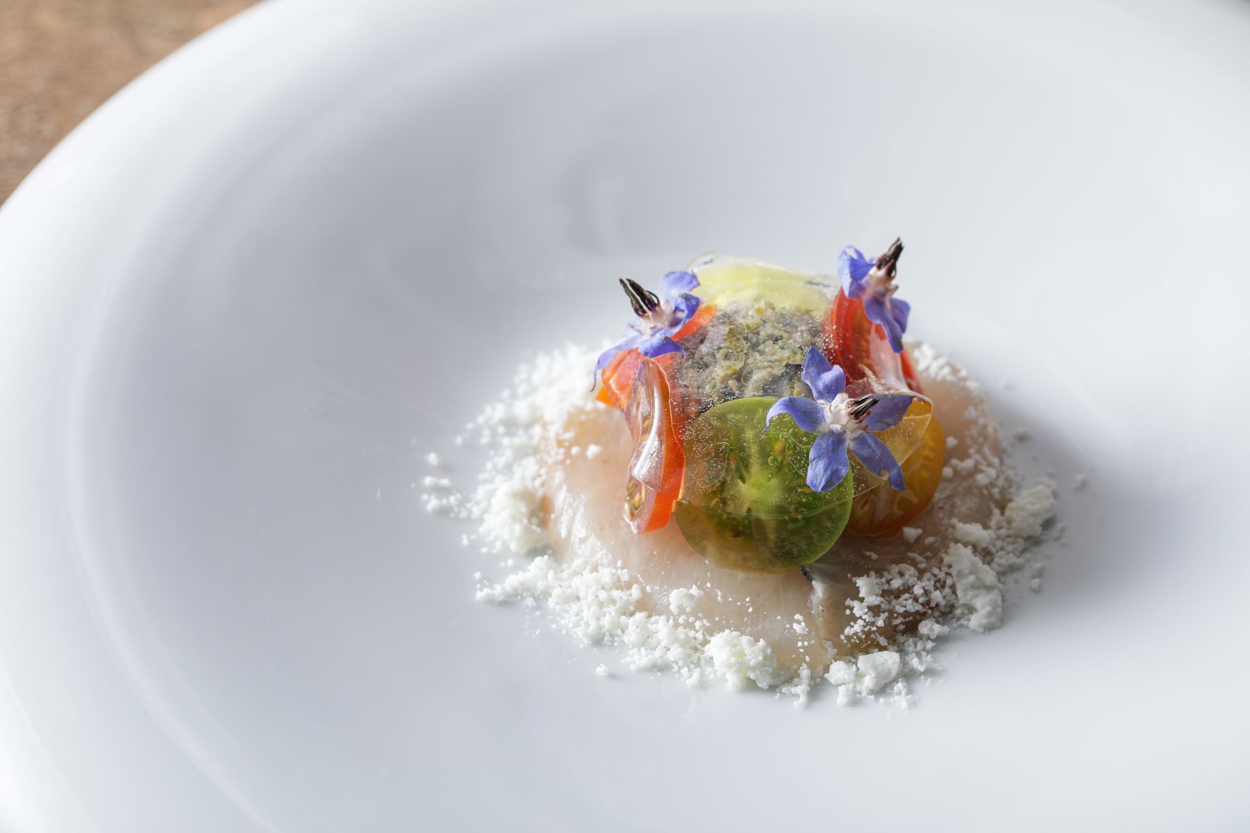 縞鯵と愛知県産カラフルトマトのカルパッチョ ディルと茗荷のラヴィゴット フェタチーズのアクセント