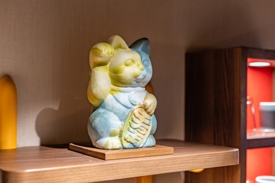 ＜客室内＞ 藍染や草木染で設えた「まねき猫」はそれぞれポーズや表情が異なります