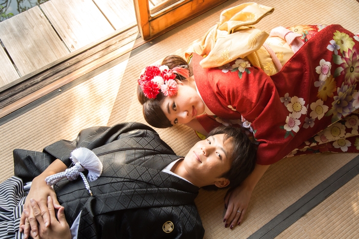 京都着物レンタル夢館の人気プラン「婚礼京町家室内撮影プラン」。当社では、キャンペーン期間中にご予約いただいたお客様に、新郎新婦の笑顔が印刷されたアクリルスタンド(小)を1個プレゼントしています。