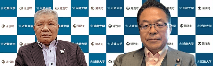 オンラインでの締結式の様子 湯浅町町長 上山章善(左)、学校法人近畿大学理事長 世耕弘成(右)