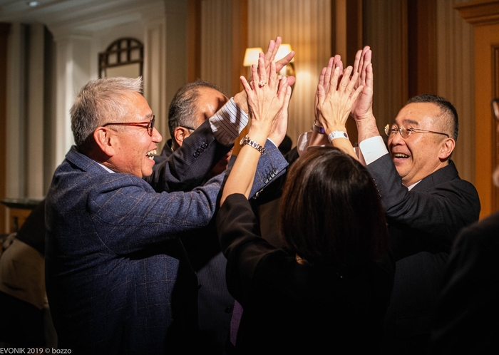 「ナゾバーサリー」を活用した周年イベントで社員が楽しんでいるイメージ