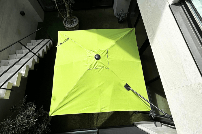 グリーンの中でも、流行りの「セージグリーン」を採用