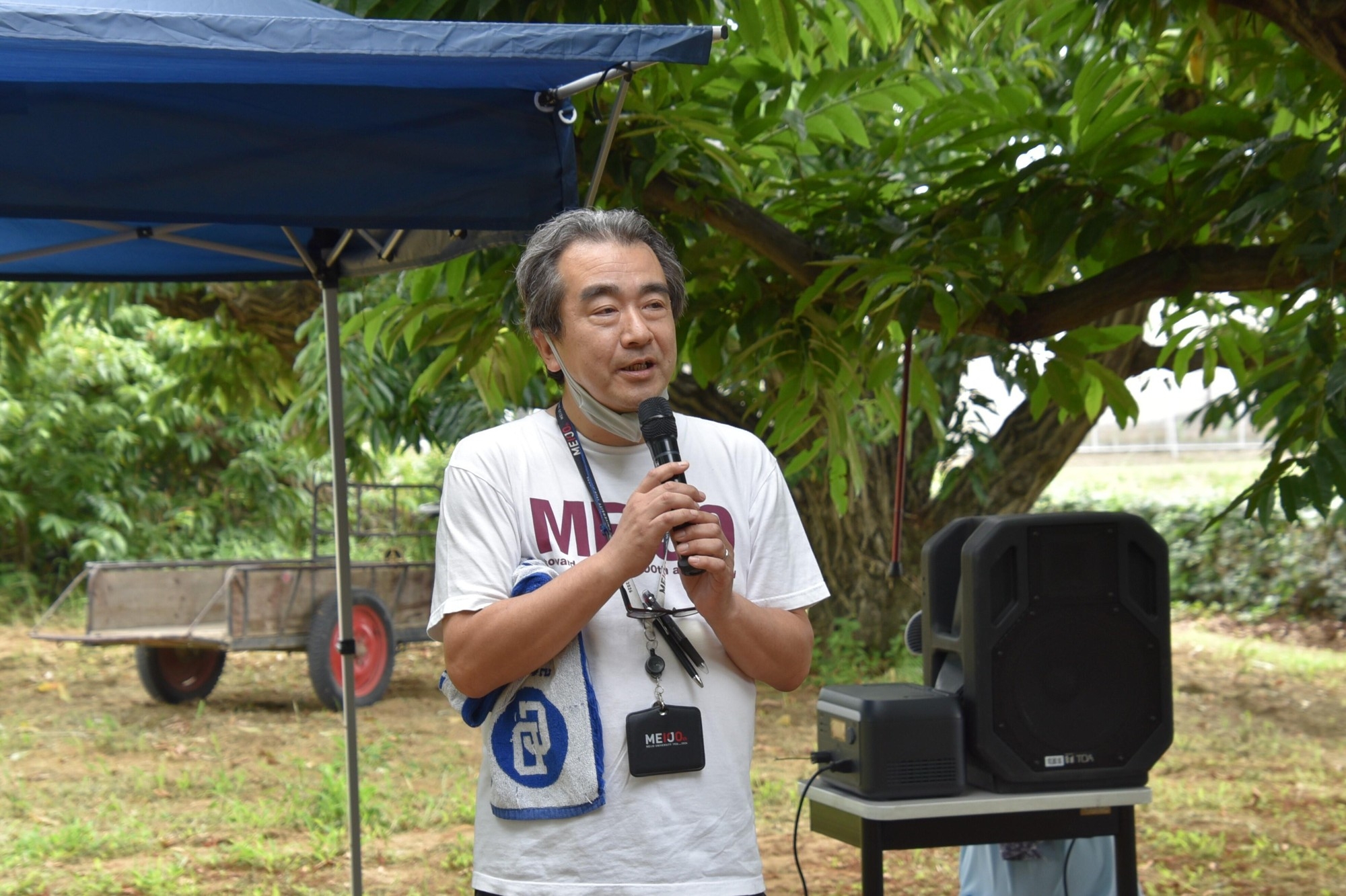 あいさつする林農場長