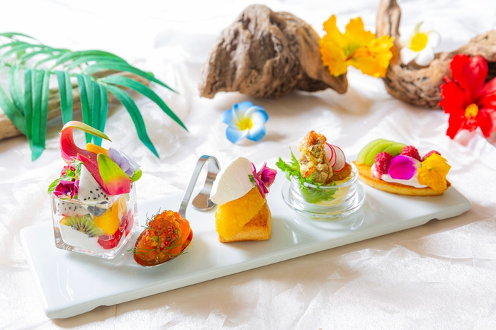 フルーツのメリメロ、 スモークサーモンとグレック　イクラ添え、 スコーン　マンゴーのコンフィチュール、 ドライ無花果のベニエとカッペリーニ パッションフルーツとホワイトチョコレートのフィナンシェ