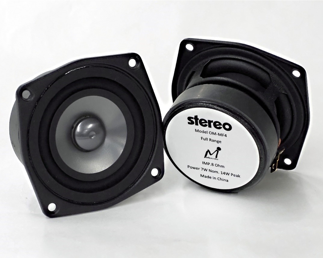 『OM-MF4』は、マークオーディオ初の直径40mmのコーンを使用した最小モデル。小口径ながら驚くことに低域特性も良く、最低共振周波数(ユニットの再生限界的な値)は100Hz以下。