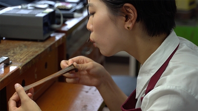 手で引き伸ばし、美しい曲線を作る技法「蜜蝋」