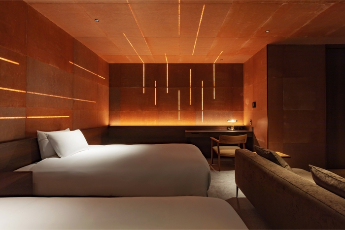 照明の上から和紙で覆った壁は柔らかい灯りを演出する