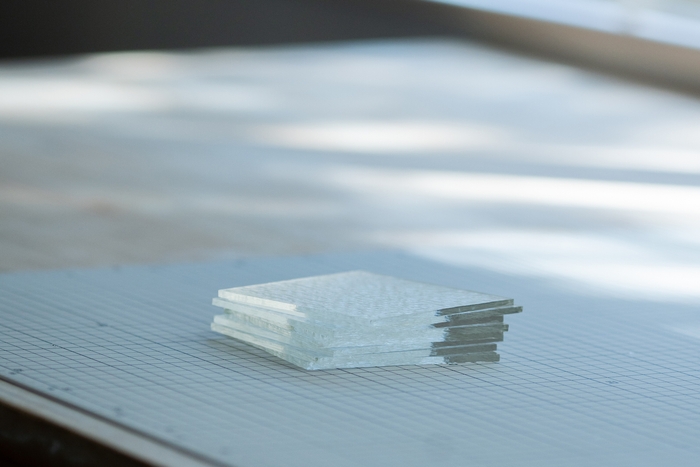 グラスに使用している板ガラスをカット